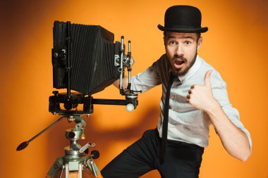 retro kamera ile genç adam 