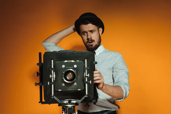 Junger Mann mit Retro-Kamera — Stockfoto