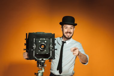 retro kamera ile genç adam 