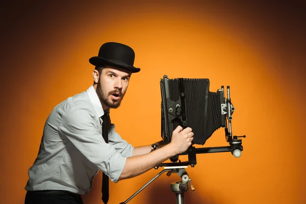 Junger Mann mit Retro-Kamera — Stockfoto