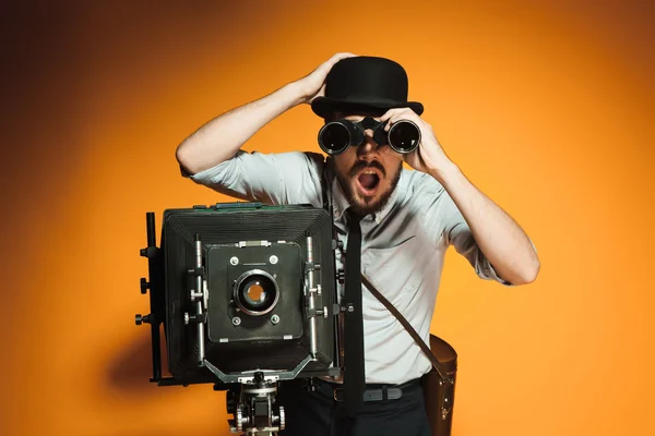 Young man with retro camera — Stock Photo, Image