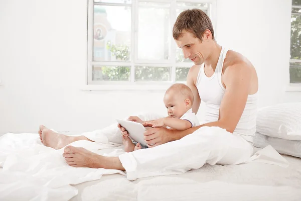 Giovane padre e suo figlio di nove mesi con tablet digitale — Foto Stock