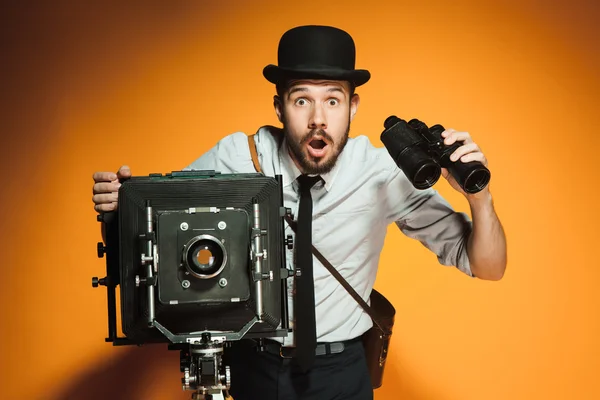 Joven con cámara retro — Foto de Stock