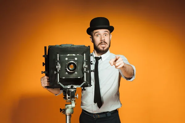 Junger Mann mit Retro-Kamera — Stockfoto