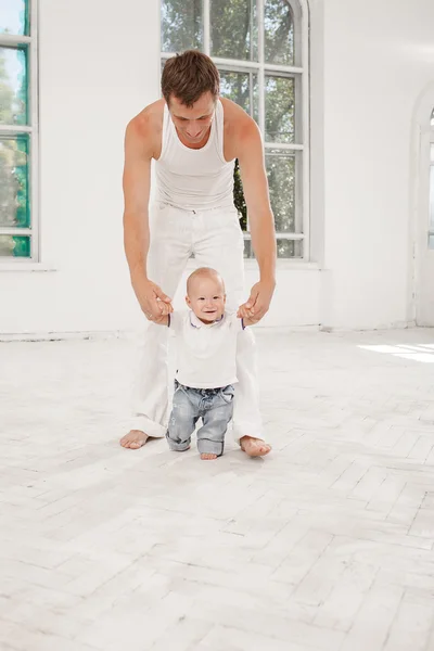 Giovane padre con suo figlio di nove mesi a casa — Foto Stock
