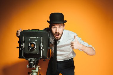 retro kamera ile genç adam 