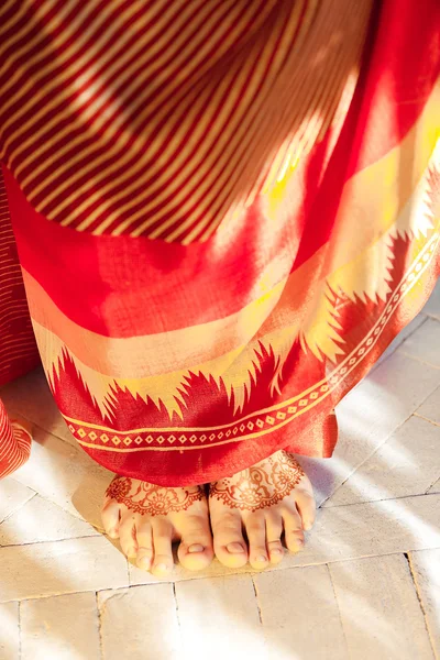 Gambe decorate con hennè indiano dipinto mehandi — Foto Stock