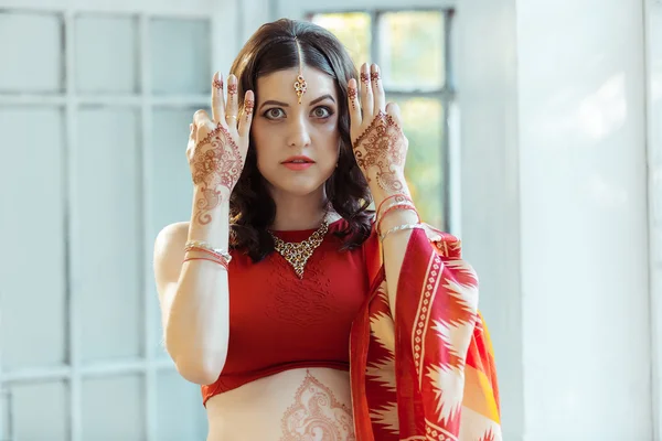 女性の手、mehendi 伝統装飾のインド映像 — ストック写真