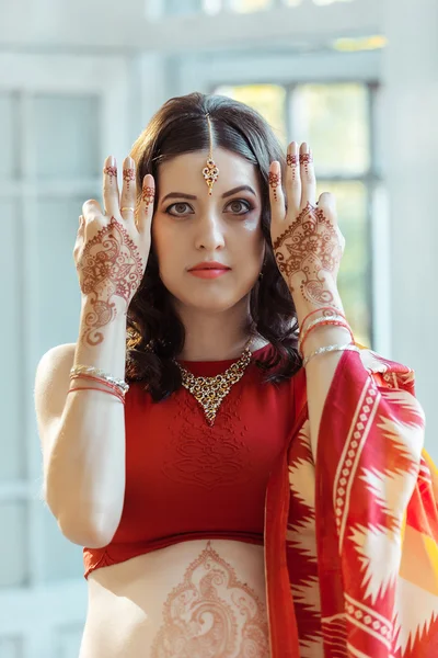 Cuadro indio en las manos de la mujer, mehendi decoración de la tradición — Foto de Stock