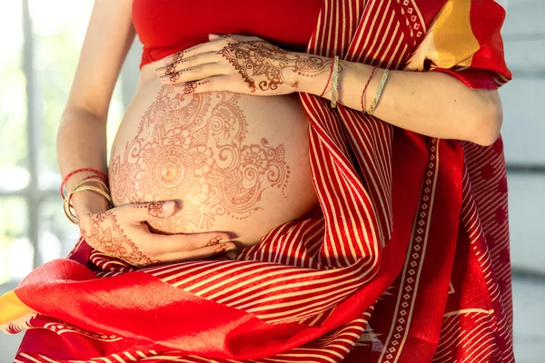 Беременная женщина с татуировкой хны — стоковое фото