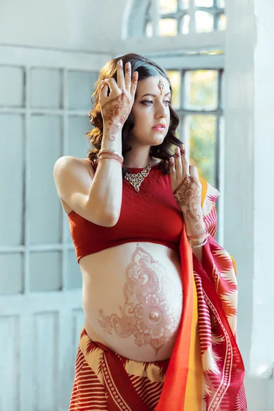 Břicho těhotná žena s henna tetování — Stock fotografie