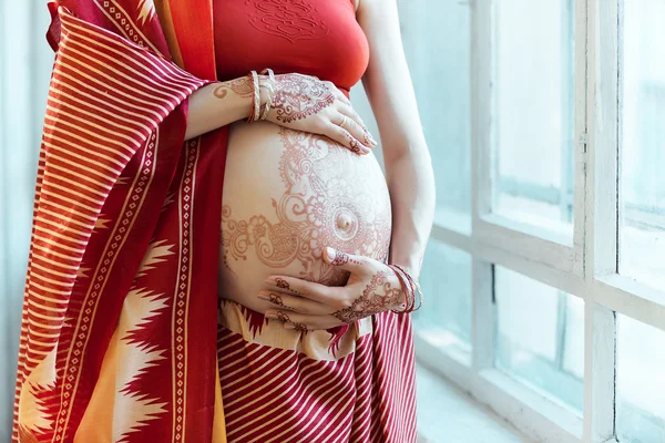 孕妇腹部与指甲花纹身 — 图库照片