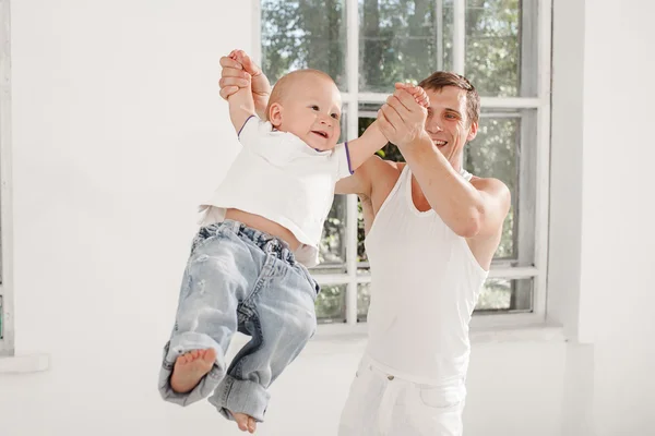 Giovane padre con suo figlio di nove mesi a casa — Foto Stock