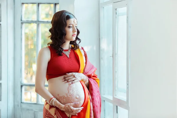 Der Schwangerschaftsbauch mit Henna-Tätowierung — Stockfoto