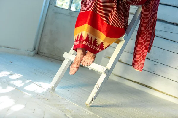 ヘナを描いたインド編成 mehandi 飾られて足 — ストック写真