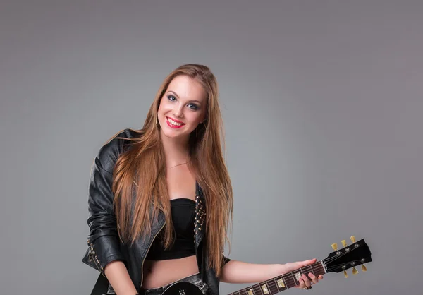 Menina bonita tocando guitarra — Fotografia de Stock