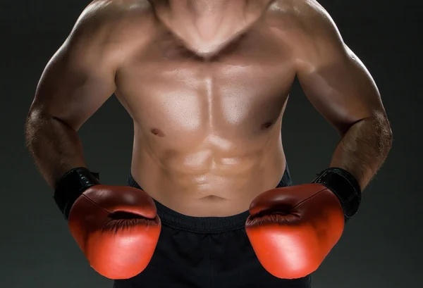 Muscoloso giovane pugile caucasico indossa guanti da boxe — Foto Stock
