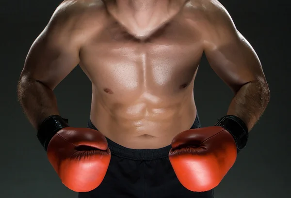 Gespierde jonge Kaukasische bokser dragen van bokshandschoenen — Stockfoto