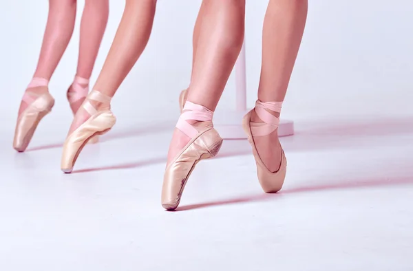 Los pies de una bailarina joven en zapatos de punta —  Fotos de Stock