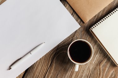 Vintage eski resim çerçevesi ile ahşap arka plan üzerinde mockup