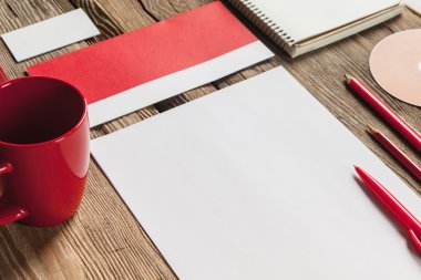 Ahşap arkaplanda kırmızı hesap makinesiyle yapılan model.