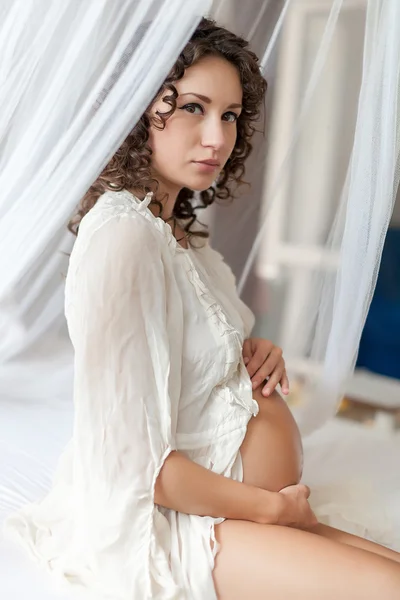 A terhes nő fehér ruhában — Stock Fotó