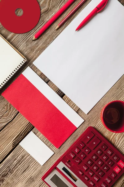 La maqueta sobre fondo de madera con calculadora roja —  Fotos de Stock