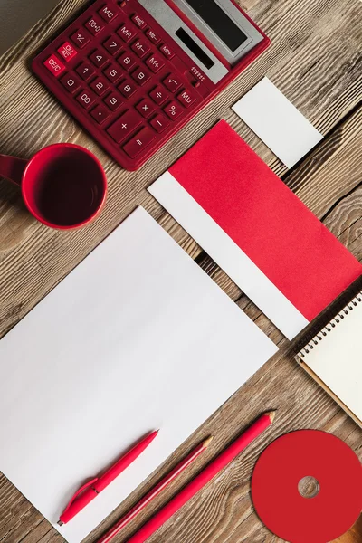 La maqueta sobre fondo de madera con calculadora roja —  Fotos de Stock