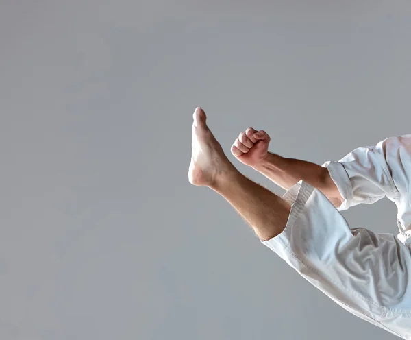 Homem de kimono branco treinamento de karatê — Fotografia de Stock
