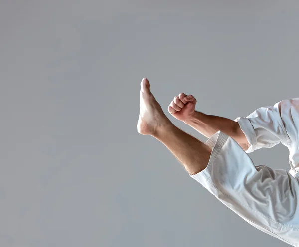 Hombre en kimono blanco entrenamiento karate — Foto de Stock