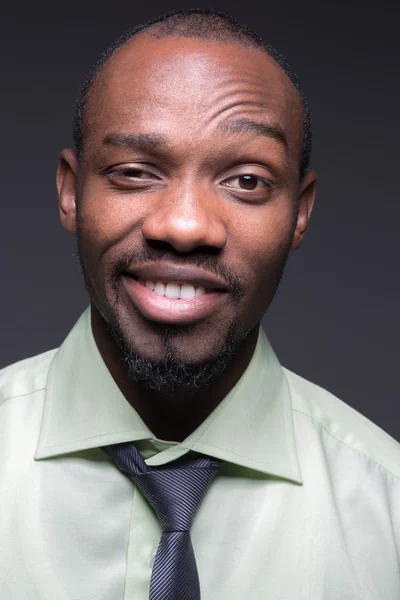 Portret van knappe jonge zwarte Afrikaanse lachende man — Stockfoto