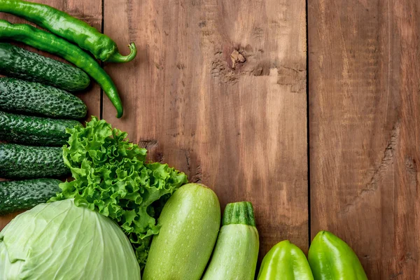 Зелені овочі на дерев'яному столі — стокове фото