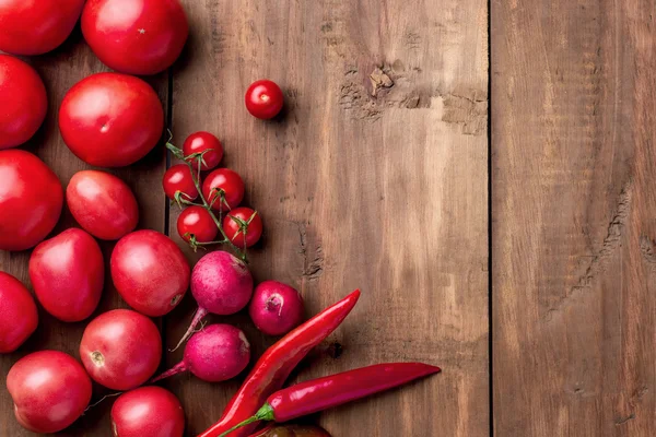 Les légumes rouges sur la table en bois — Photo