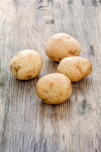 Rå baby potatis på trä bakgrund — Stockfoto