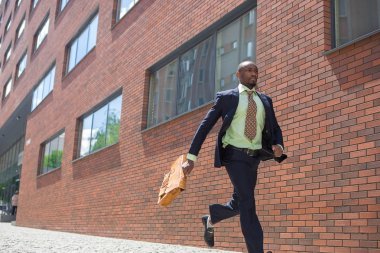 Afrika siyah genç işadamı bir şehirde sokak çalıştıran