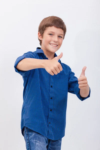 Retrato de menino feliz mostrando polegares para cima gesto — Fotografia de Stock