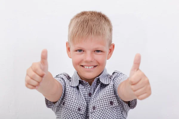 Retrato de niño feliz mostrando el gesto de los pulgares hacia arriba —  Fotos de Stock