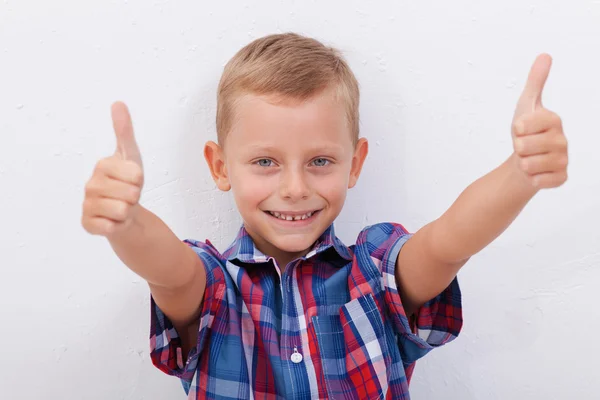 Portré boldog fiú mutatja hüvelykujját fel gesztus — Stock Fotó