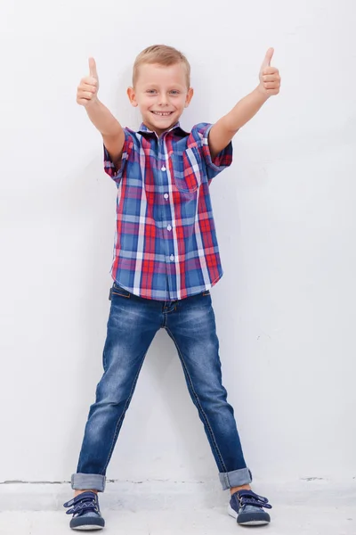 Retrato de niño feliz mostrando el gesto de los pulgares hacia arriba —  Fotos de Stock