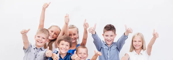 Portret szczęśliwy dzieci Wyświetlono kciuki gest — Zdjęcie stockowe