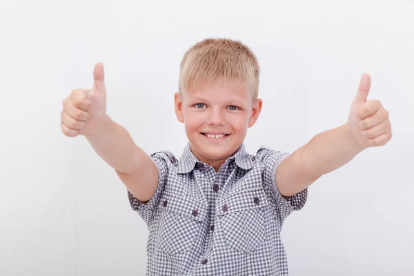 Portret van een gelukkige jongen met duimen omhoog gebaar — Stockfoto