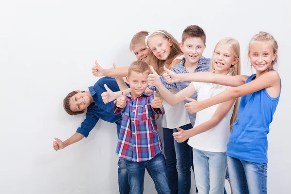 Tamam Işareti Beyaz Arka Plan Üzerinde Gösterilen Gülümseyen Gençler — Stok fotoğraf