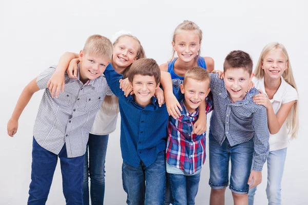 Les adolescents souriants sur blanc — Photo