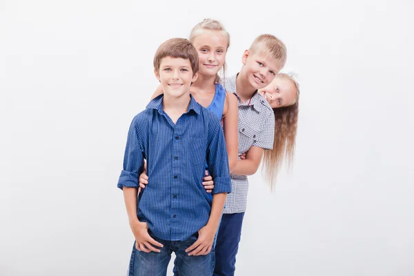 Gli adolescenti sorridenti su bianco — Foto Stock