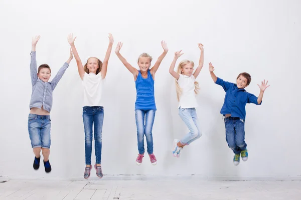 Gruppe glücklicher junger Leute springt auf weißem Hintergrund — Stockfoto