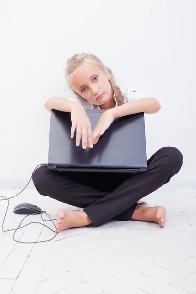 Молода дівчина-підліток з ноутбуком — стокове фото
