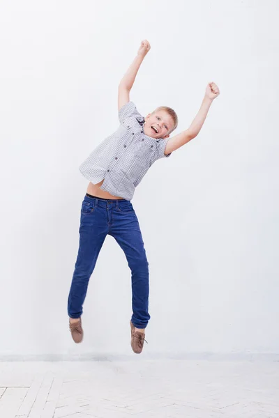 Happy νεαρό αγόρι άλμα σε άσπρο φόντο — Φωτογραφία Αρχείου