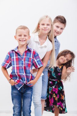 Beyaz üzerinde gülümseyen gençler 