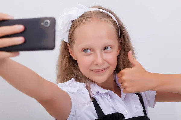 Selfies ile akıllı telefonunu alarak oldukça genç kız — Stok fotoğraf