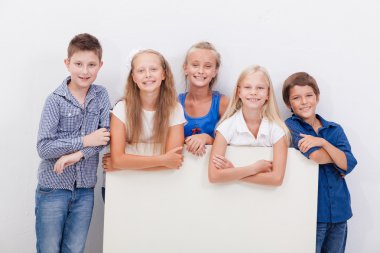 Çocuklar, çocuklar ve kızlar grup gülümseyen, yönetim kurulu gösterilen mutlu 